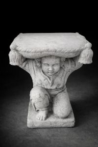 Sgabello in marmo con putto inginocchiato che regge un cuscino